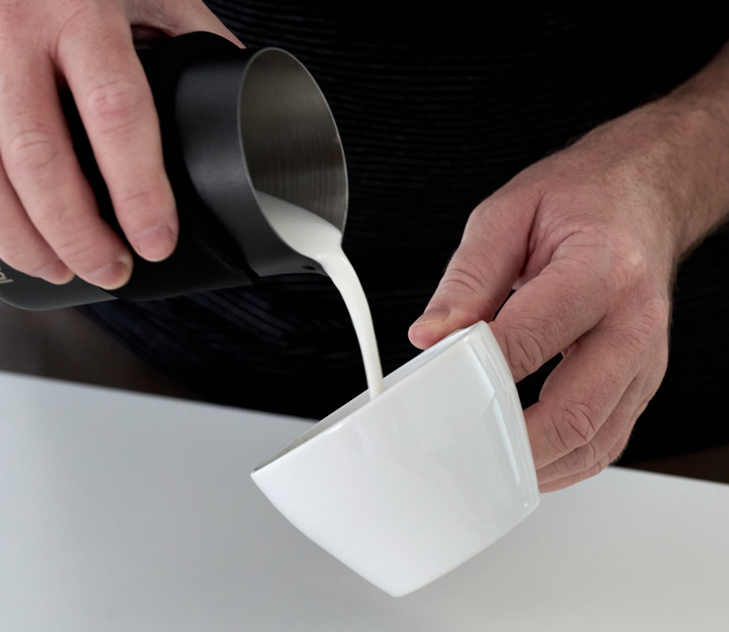 Subminimal FlowTip Jug – Black Handleless