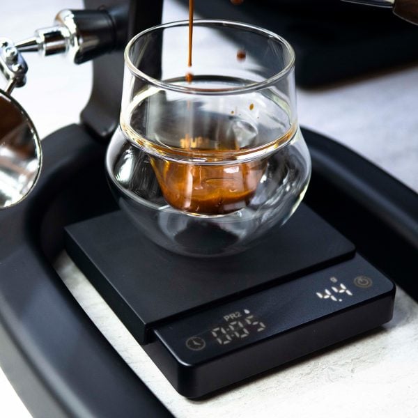 Flair Brew Scale i bruk under espressotrekk